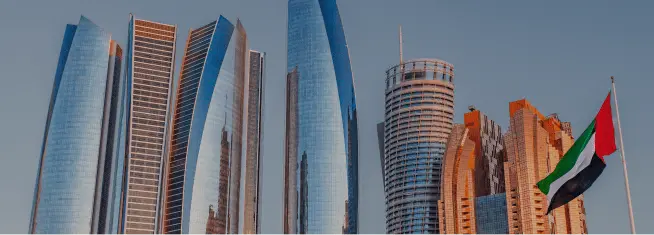 グラフと虫眼鏡、ペンの写真