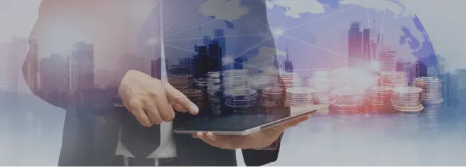 人が電卓で計算している写真